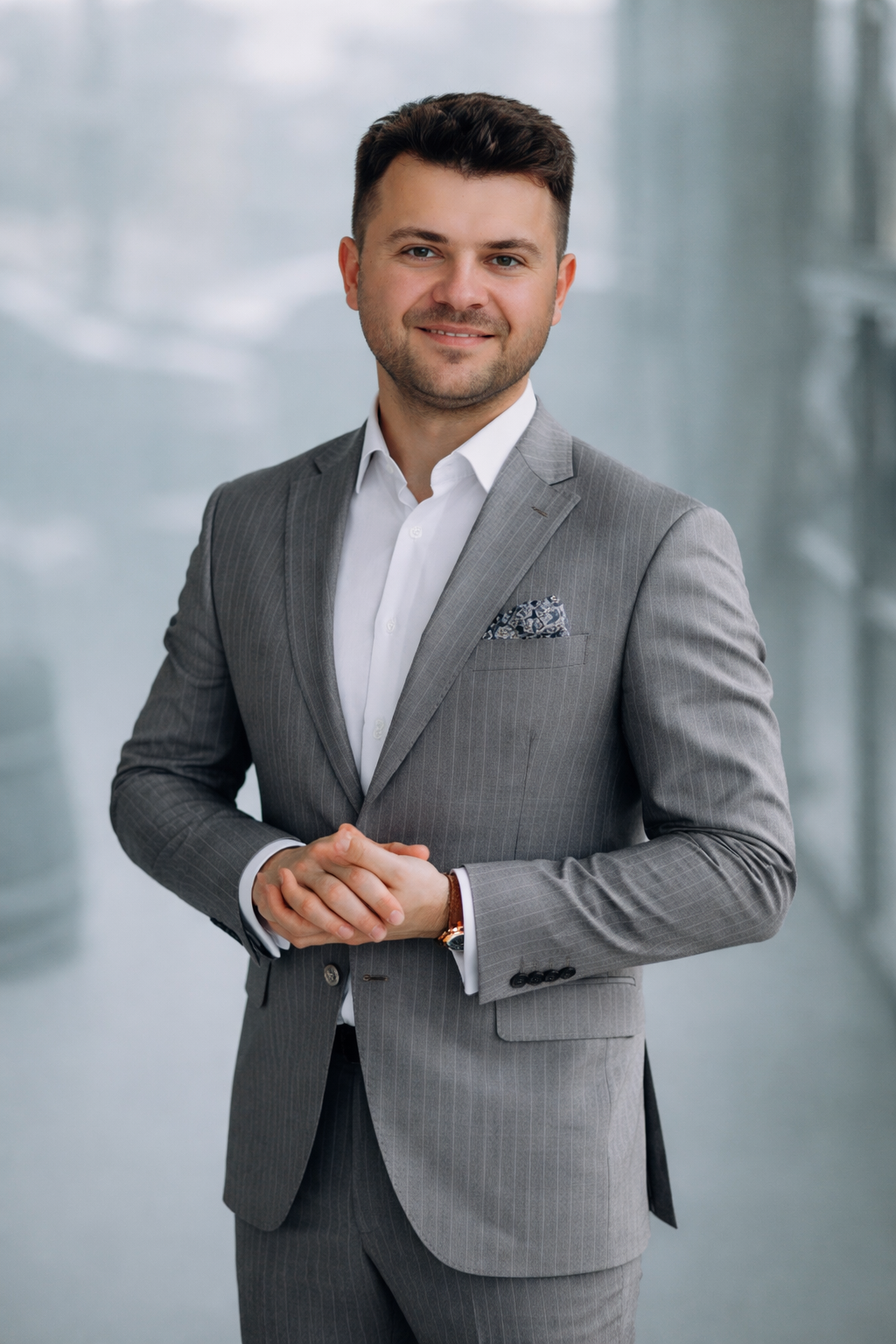 Mężczyzna w garniturze w biurze